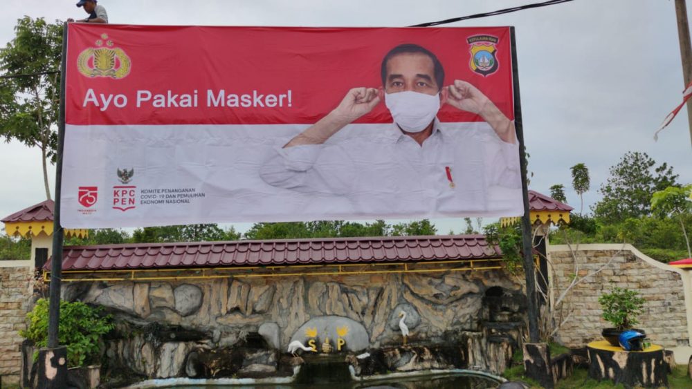Ayo Pakai Masker, Polres Bintan dan Polsek jajaran Pasang Baliho dan Spanduk Presiden R I