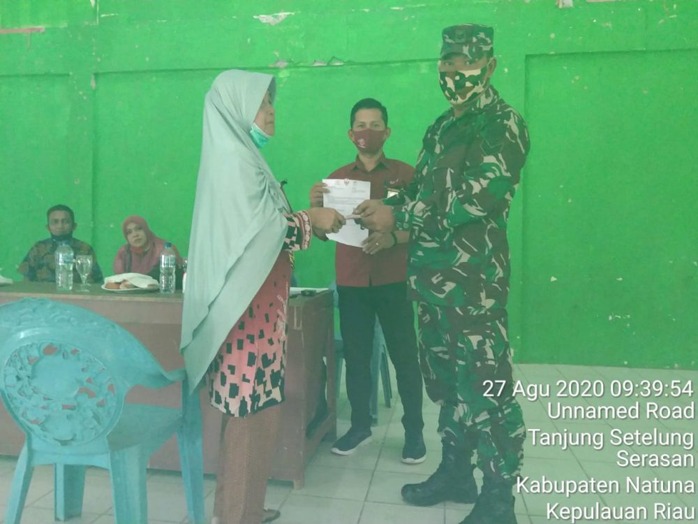 Babinsa Koramil 06/Serasan Sertu Parsimin, Turut Awasi Penyaluran BST Kecamatan Serasan