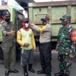 Polsek Tanjungpinang Timur Bersama TNI dan Satpol PP Laksanakan Pembagian Masker Merah Putih di Simpang Batu 10