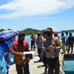 Polres Natuna Kembali Bagikan Beras Tahap III Polri di 3 Desa Kec. Pulau Tiga Polres Natuna Kembali Bagikan Beras Tahap III Polri di 3 Desa Kec. Pulau Tiga