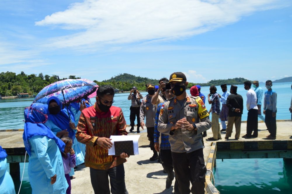 Polres Natuna Kembali Bagikan Beras Tahap III Polri di 3 Desa Kec. Pulau Tiga