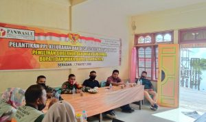 Babinsa Praka Dodi, Hadiri Kegiatan Terkait Tatib Pemasangan Baleho Pemilu Kada Desember