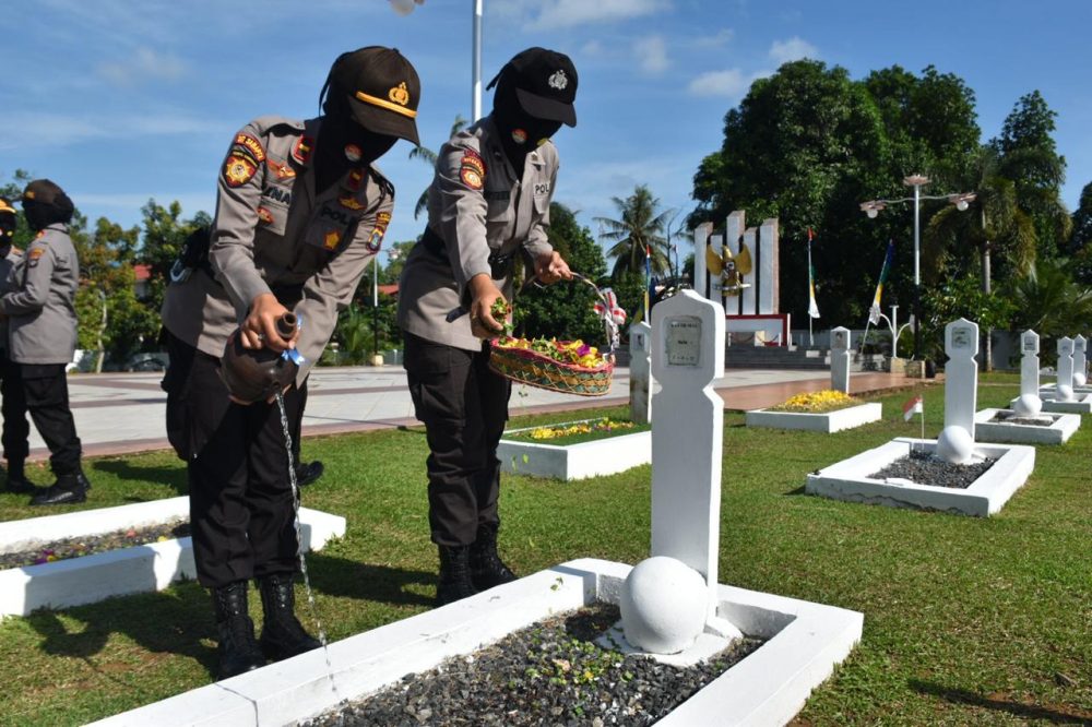 Jelang HUT Polwan ke-72, Polwan Polres Tanjungpinang Tabur Bunga di Makam Pahlawan Jelang HUT Polwan ke-72, Polwan Polres Tanjungpinang Tabur Bunga di Makam Pahlawan