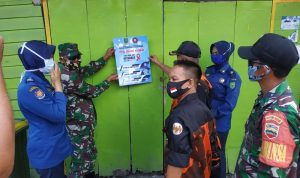 Sinergitas DamkarPB, PP, dan Koramil 06/Serasan, Tempelkan Stiker Himbauan Protokol Kesehatan