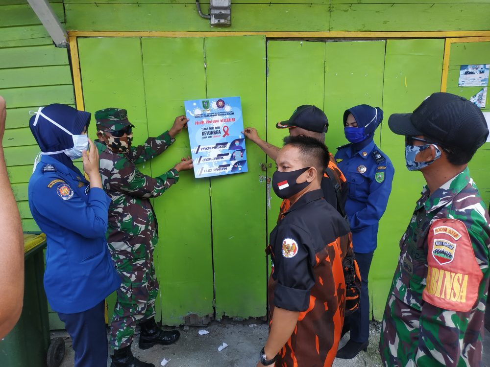 Sinergitas DamkarPB, PP, dan Koramil 06/Serasan, Tempelkan Stiker Himbauan Protokol Kesehatan Sinergitas DamkarPB, PP, dan Koramil 06/Serasan, Tempelkan Stiker Himbauan Protokol Kesehatan