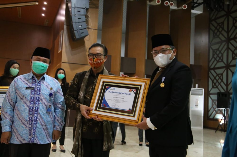 Dodi-Thia Raih Penghargaan Manggala Karya Kencana