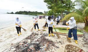Dalam Rangka Hari Kesatuan Gerak Bhayangkari ke-68, Bhayangkari Daerah Kepri Tanam Terumbu Karang di Perairan Pulau Dedap