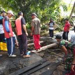 Babinsa Serda Hendry, Kembali Goro Bersama Warga Perbaiki Jembatan Babinsa Serda Hendry, Kembali Goro Bersama Warga Perbaiki Jembatan