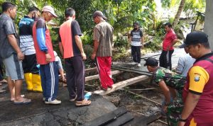 Babinsa Serda Hendry, Kembali Goro Bersama Warga Perbaiki Jembatan Babinsa Serda Hendry, Kembali Goro Bersama Warga Perbaiki Jembatan