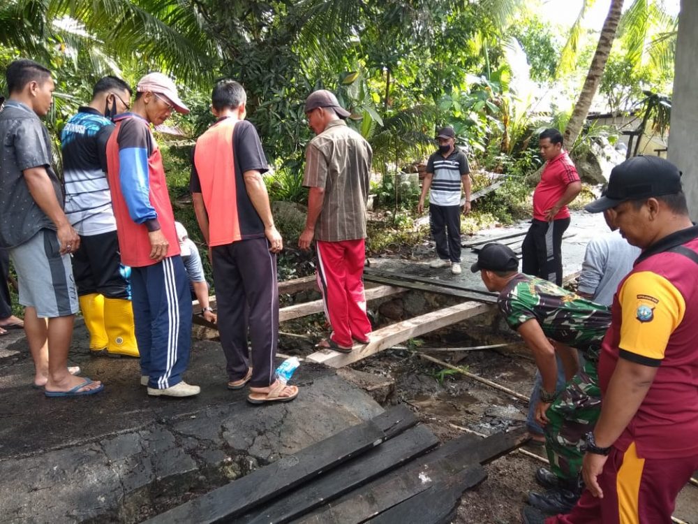 Babinsa Serda Hendry, Kembali Goro Bersama Warga Perbaiki Jembatan