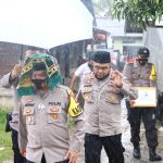 Derasnya Hujan Tidak Menghalangi Kapolres Karimun Memberikan Tali Asih Kepada Warga Yang Kurang Mampu