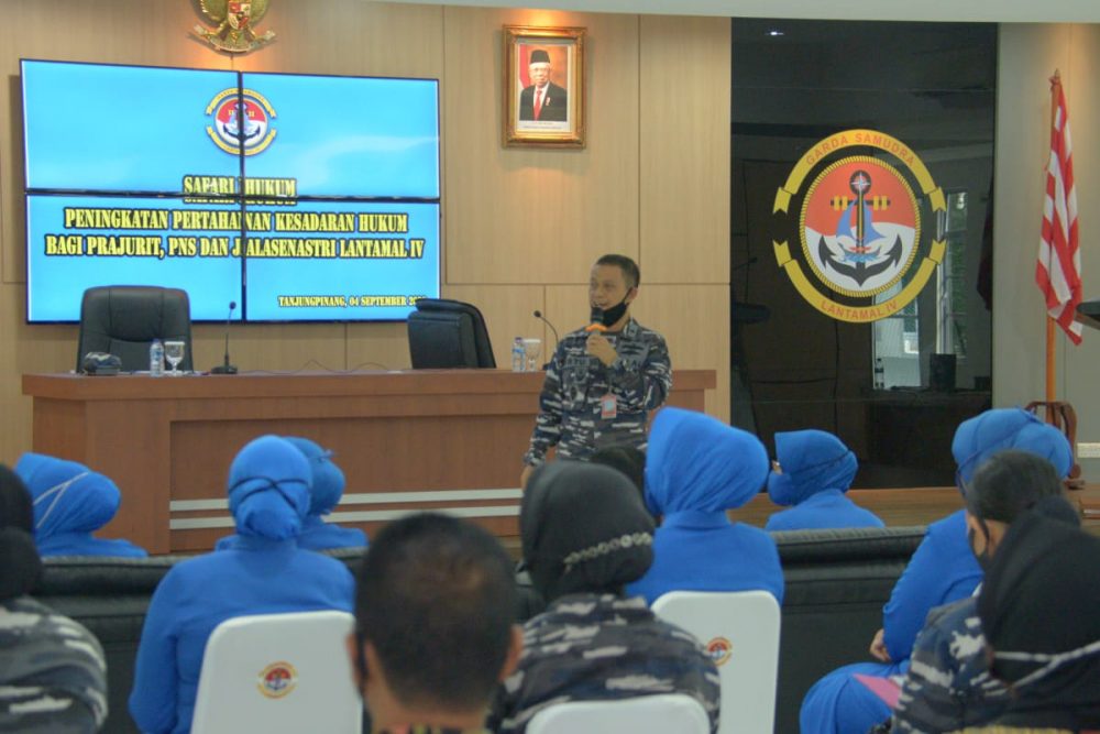 Segenap Prajurit, PNS dan Jalasenastri Lantamal IV Ikuti Ceramah Hukum