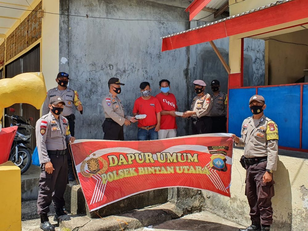 Polsek Bintan Utara Kembali Gelar Dapur Umum Bagi Makanan ke Masyarakat Polsek Bintan Utara Kembali Gelar Dapur Umum Bagi Makanan ke Masyarakat