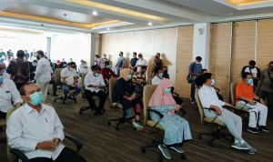 Paslon Isdianto-Suryani Nampak Kompak Saat Pemeriksaan Kesehatan Cakada Kepri Paslon Isdianto-Suryani Nampak Kompak Saat Pemeriksaan Kesehatan Cakada Kepri