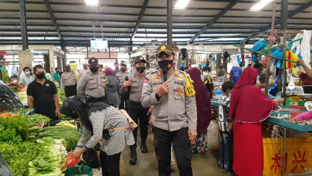 Dalam Rangka Adaptasi Kebiasaan Baru Cegah Penyebaran Covid-19, Polsek Tanjungpinang Timur Beri Himbauan di Pasar Bintan Center