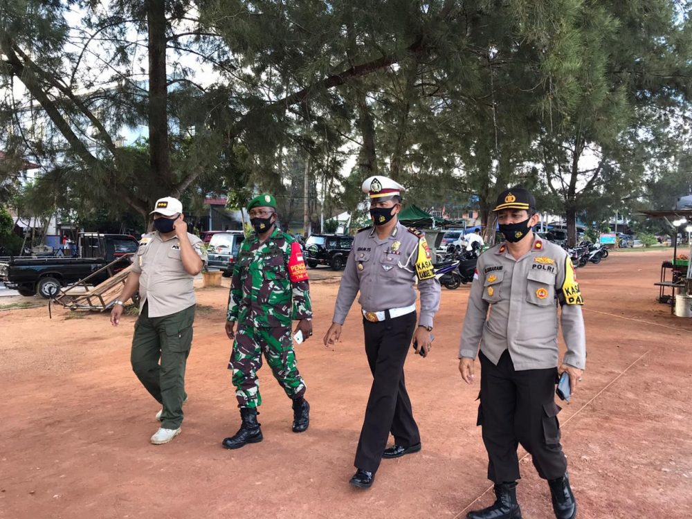 Tegas, Mulai Hari Ini, TNI-Polri dan Satpol PP Akan Laksanakan Patroli Gabungan Dalam Rangka Sosialisasi Perbup No 51 Tahun 2020 Tegas, Mulai Hari Ini, TNI-Polri dan Satpol PP Akan Laksanakan Patroli Gabungan Dalam Rangka Sosialisasi Perbup No 51 Tahun 2020