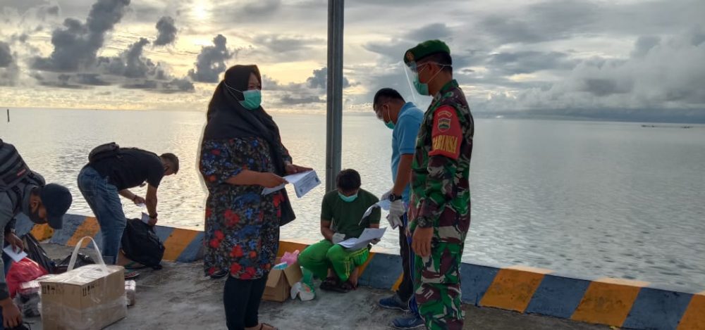 Babinsa Koramil 06/Serasan, Terus Upayakan Memutus Rantai Covid-19 Babinsa Koramil 06/Serasan, Terus Upayakan Memutus Rantai Covid-19
