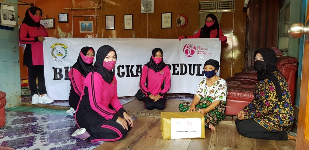 Bhakti Sosial Bhayangkari Cabang Kepulauan Anambas Dalam Rangka Hari Kesatuan Gerak Bhayangkari ke -68 di Desa Tarempa Timur Bhakti Sosial Bhayangkari Cabang Kepulauan Anambas Dalam Rangka Hari Kesatuan Gerak Bhayangkari ke -68 di Desa Tarempa Timur