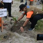 Johny Sumbung Tanam Pohon Pinago di Pariaman