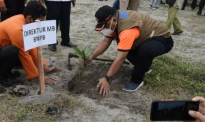 Johny Sumbung Tanam Pohon Pinago di Pariaman Johny Sumbung Tanam Pohon Pinago di Pariaman