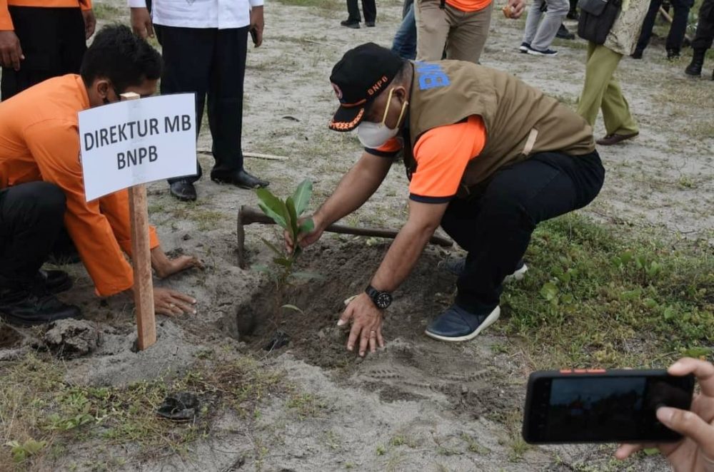 Johny Sumbung Tanam Pohon Pinago di Pariaman