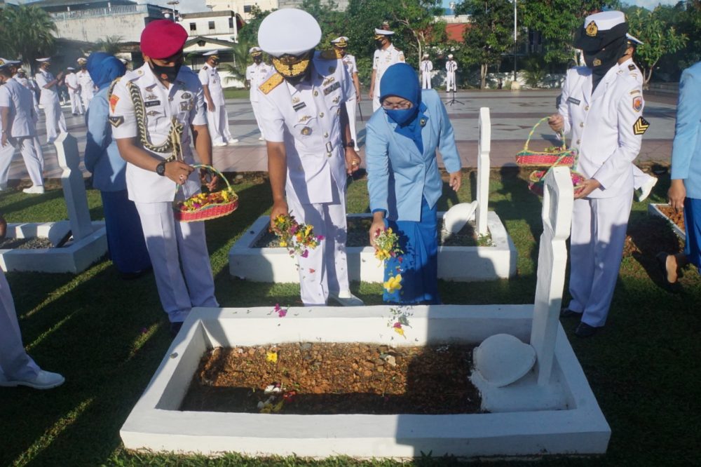 Danlantamal IV Pimpin Ziarah Rombongan, di Taman Makam Pahlawan Jelang HUT ke-75 Danlantamal IV Pimpin Ziarah Rombongan, di Taman Makam Pahlawan Jelang HUT ke-75