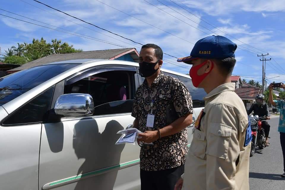 Plt. Asisten I Pemkab Natuna Turut Bagikan Masker bersama TNI-POLRI