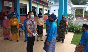 Bersama Tim Gugus Tugas, Babinsa Koramil 06/Serasan Terapkan Protokol Kesehatan Pada Kegiatan Reses Ansar