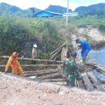 Ambruk Akibat Banjir, Basarnas, TNI-Polri, dan Masyarakat Lakukan Perbaikan Jembatan