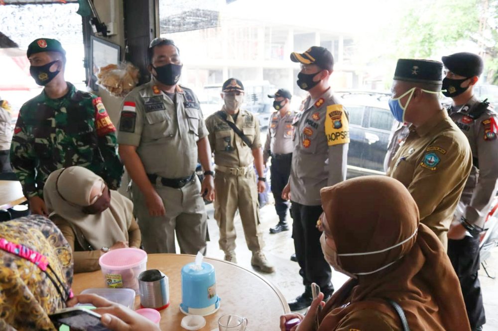 Tim Gabungan Polres Bintan, TNI dan Satpol PP Bintan Gelar Operasi Yustisi Pendisiplinan Protokol Kesehatan Tim Gabungan Polres Bintan, TNI dan Satpol PP Bintan Gelar Operasi Yustisi Pendisiplinan Protokol Kesehatan