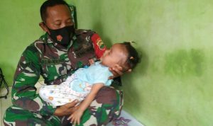 Haru…., Saat Gendong Nurdella, Babinsa Tanjung Unggat Koramil 01/0315 Bintan : Puji Syukur, Akhirnya Nurdella Pulang Kerumah Usai Dirawat di RSUP RAT