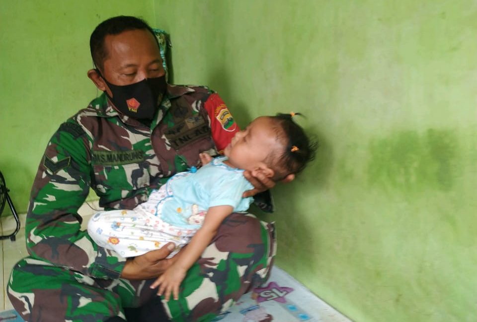 Haru…., Saat Gendong Nurdella, Babinsa Tanjung Unggat Koramil 01/0315 Bintan : Puji Syukur, Akhirnya Nurdella Pulang Kerumah Usai Dirawat di RSUP RAT