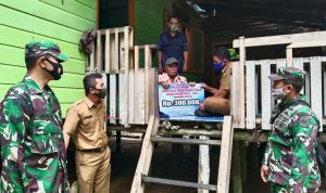 Babinsa Koramil 06/Serasan, Kawal Penyaluran BLT Dor to Dor Desa Subi Besar