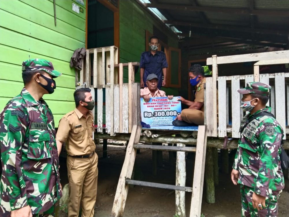Babinsa Koramil 06/Serasan, Kawal Penyaluran BLT Dor to Dor Desa Subi Besar Babinsa Koramil 06/Serasan, Kawal Penyaluran BLT Dor to Dor Desa Subi Besar