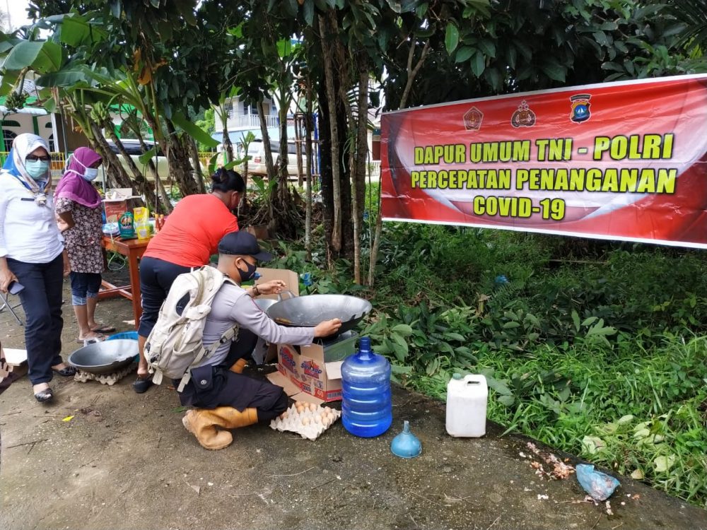 Polsek Singkep Barat Dirikan Dapur Umum, Dilokasi Musibah Banjir Kampung Pengambil Polsek Singkep Barat Dirikan Dapur Umum, Dilokasi Musibah Banjir Kampung Pengambil