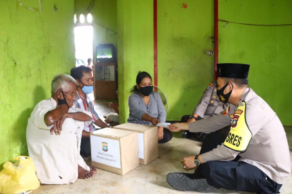 Kakek Muhammad Terima Tali Asih Dari Kapolres Karimun Kakek Muhammad Terima Tali Asih Dari Kapolres Karimun