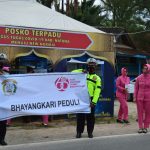 Jum’at Berbagi, Bhayangkari Cabang Natuna dan Satlantas Polres Natuna Bagikan Nasi Kotak dan Masker Kain Kepada Warga