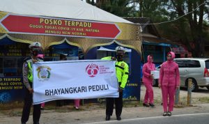 Jum’at Berbagi, Bhayangkari Cabang Natuna dan Satlantas Polres Natuna Bagikan Nasi Kotak dan Masker Kain Kepada Warga
