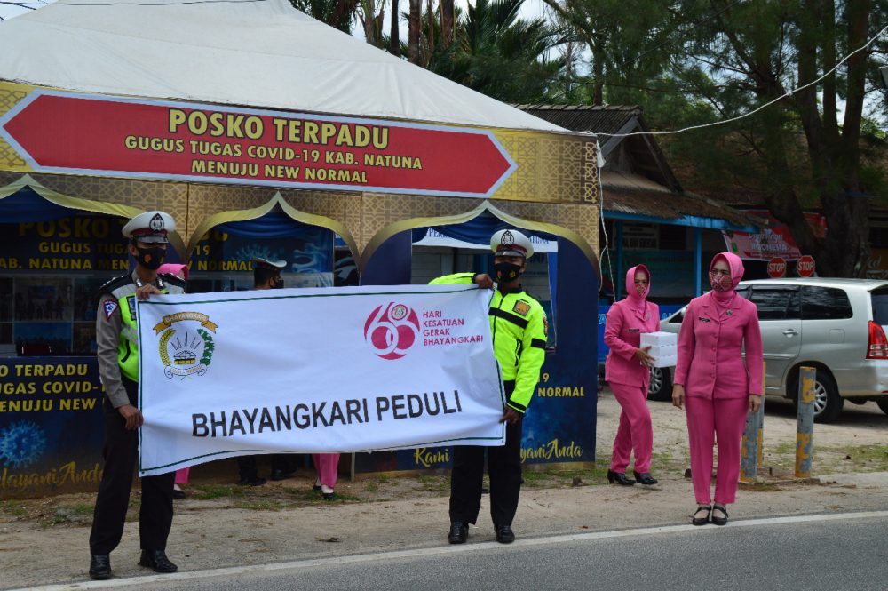 Jum’at Berbagi, Bhayangkari Cabang Natuna dan Satlantas Polres Natuna Bagikan Nasi Kotak dan Masker Kain Kepada Warga Jum’at Berbagi, Bhayangkari Cabang Natuna dan Satlantas Polres Natuna Bagikan Nasi Kotak dan Masker Kain Kepada Warga