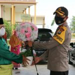 Kapolres Bintan Serahkan Bouguet Flower dan Ucapan Terima Kasih Kapolda Kepri Kepada Gugus Tugas, Dokter dan Petugas Medis