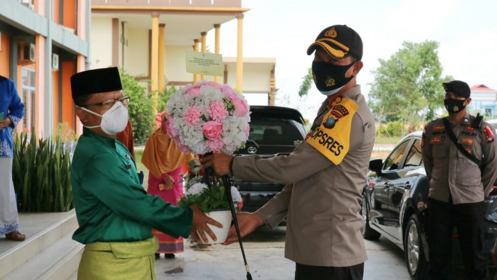 Kapolres Bintan Serahkan Bouguet Flower dan Ucapan Terima Kasih Kapolda Kepri Kepada Gugus Tugas, Dokter dan Petugas Medis Kapolres Bintan Serahkan Bouguet Flower dan Ucapan Terima Kasih Kapolda Kepri Kepada Gugus Tugas, Dokter dan Petugas Medis
