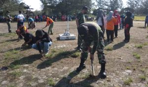 Koramil 06/Serasan, Goro Bersama Warga Bersihkan Lapangan Astaka