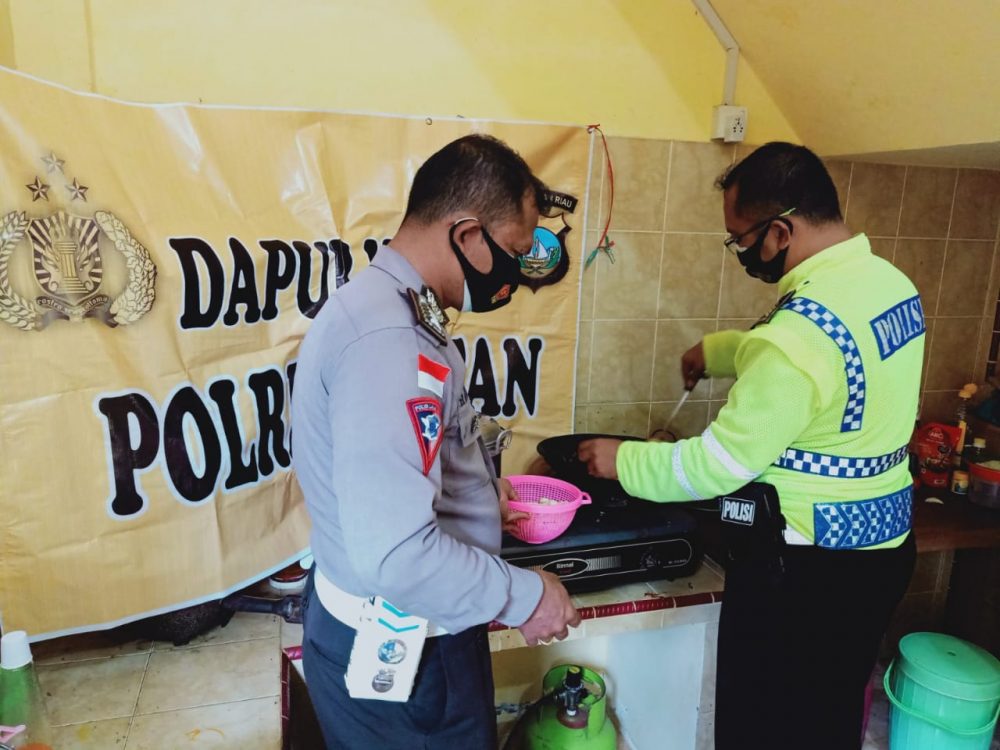 Sat Lantas Polres Bintan Peduli Covid-19 Buka Dapur Umum Bagi Makanan ke Masyarakat Sat Lantas Polres Bintan Peduli Covid-19 Buka Dapur Umum Bagi Makanan ke Masyarakat