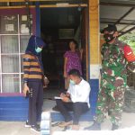 Bersama Kapus Serasan, Babinsa Praka Dodi Kembali Sosialisasikan Jamban Sehat