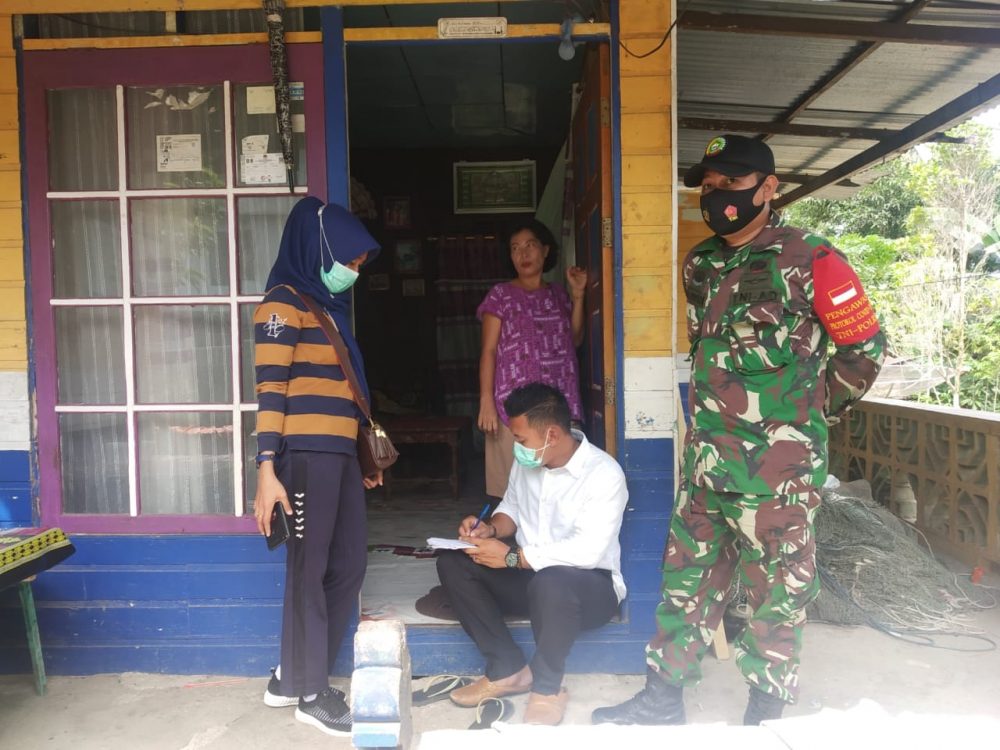 Bersama Kapus Serasan, Babinsa Praka Dodi Kembali Sosialisasikan Jamban Sehat