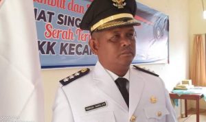 Camat Singkep Barat Serahkan Langsung Dana BTT dan Ratusan Masker di Desa Sungai Raya Camat Singkep Barat Serahkan Langsung Dana BTT dan Ratusan Masker di Desa Sungai Raya