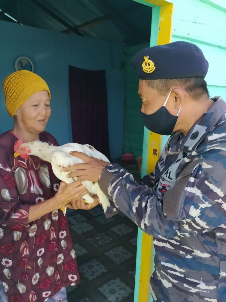 Lanal Tarempa Bagi-Bagi Hasil Ternak Ayam Ketahanan Pangan