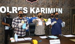 Tersangka YS dan MK Kurir Narkotiba Dibekuk Polres Karimun Tersangka YS dan MK Kurir Narkotiba Dibekuk Polres Karimun