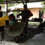Babinsa Sertu Saroji, Turut Bantu Warga Binaan Semenisasi Lantai Rumah