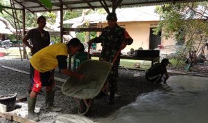 Babinsa Sertu Saroji, Turut Bantu Warga Binaan Semenisasi Lantai Rumah